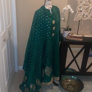 Self embroidered shirt. Straight cut. With touch of gold